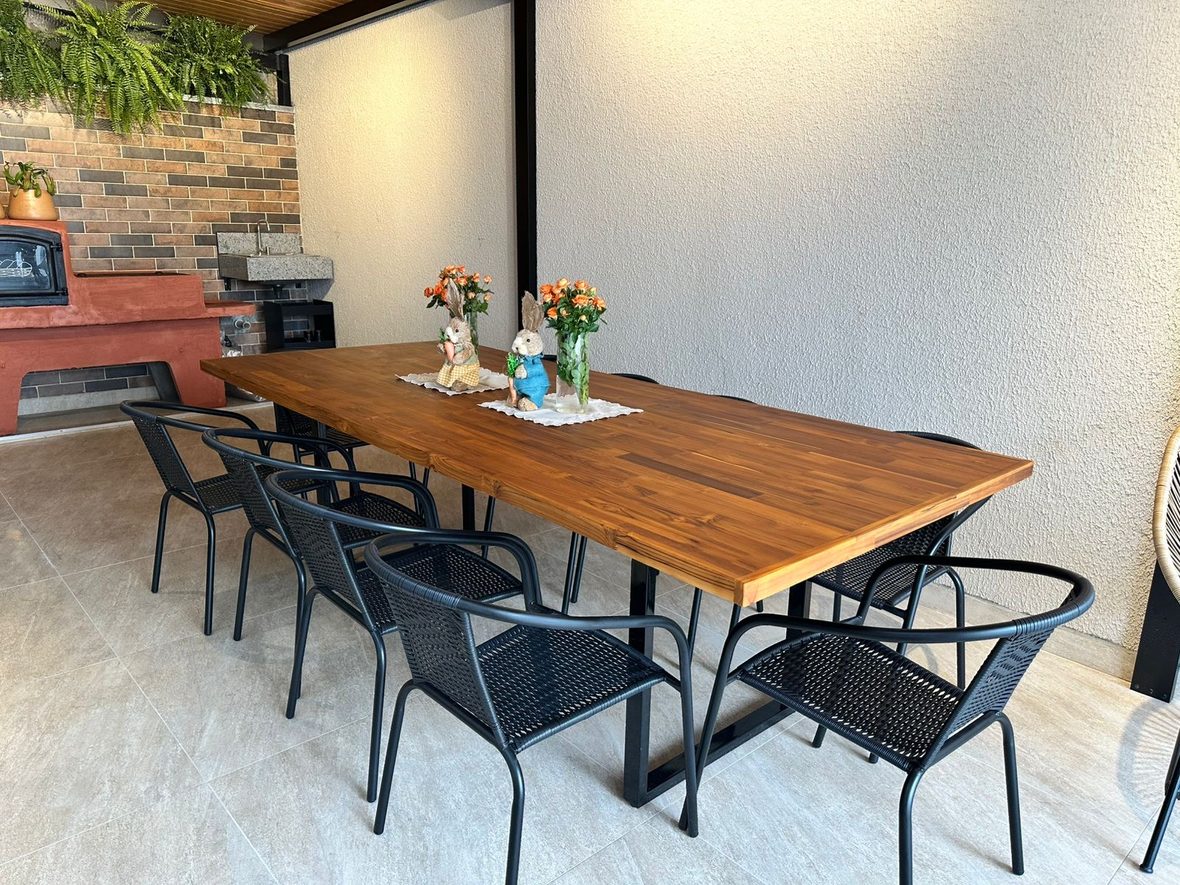 Mesa industrial maciça na área gourmet