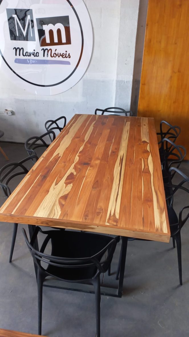 Mesa industrial com cadeiras pretas certificadas