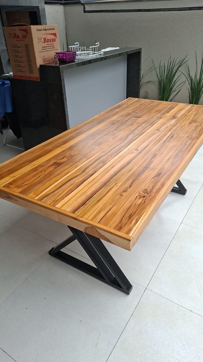 Mesa industrial na cozinha