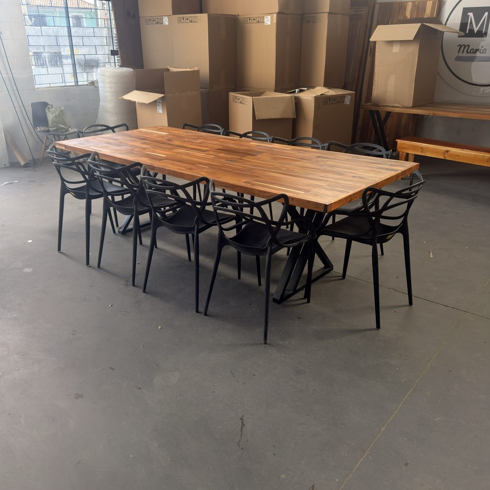Mesa industrial natural com 10 cadeiras pretas