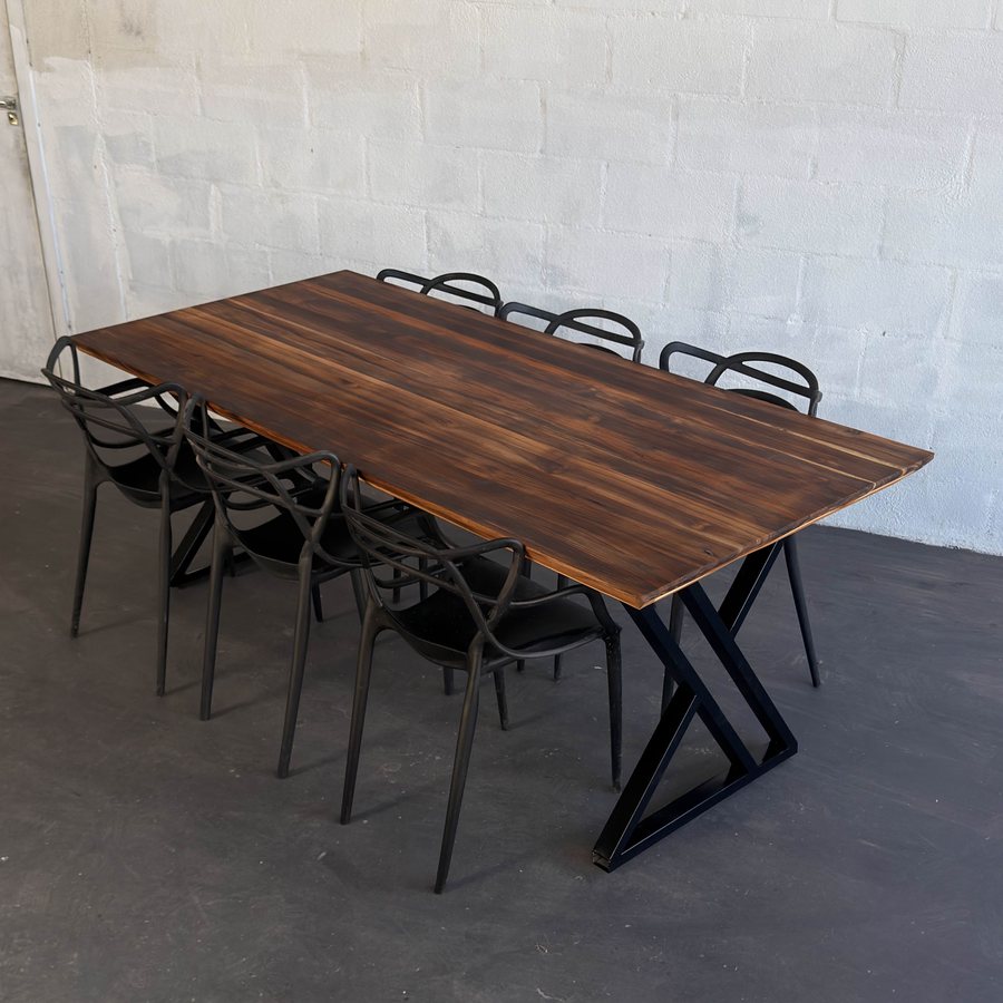 Mesa industrial com cadeiras pretas